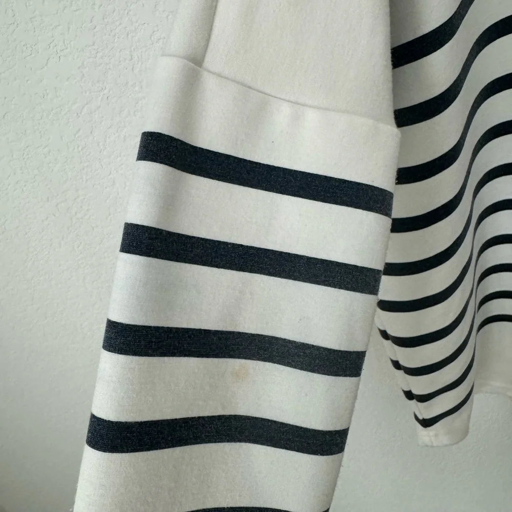 Tuckernuck Pomander Place Striped
Evie Swing Sweatshirt - One Size - Picture 7 of 15